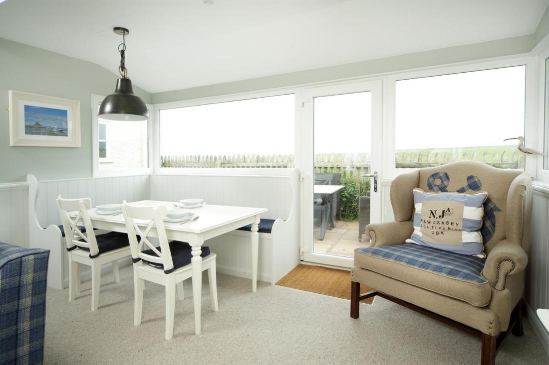 Apartment Point Cottages, *