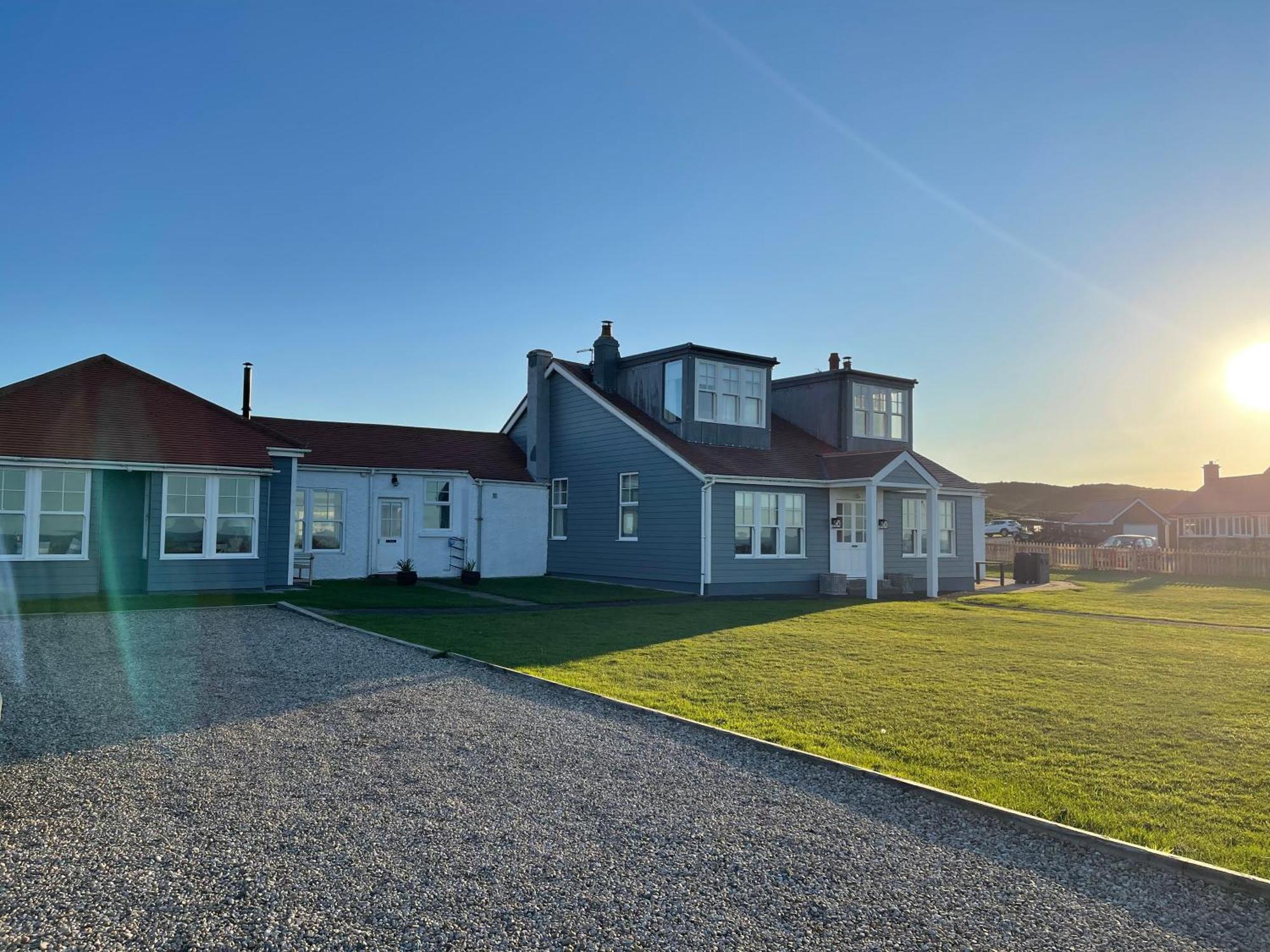Apartment Point Cottages, *